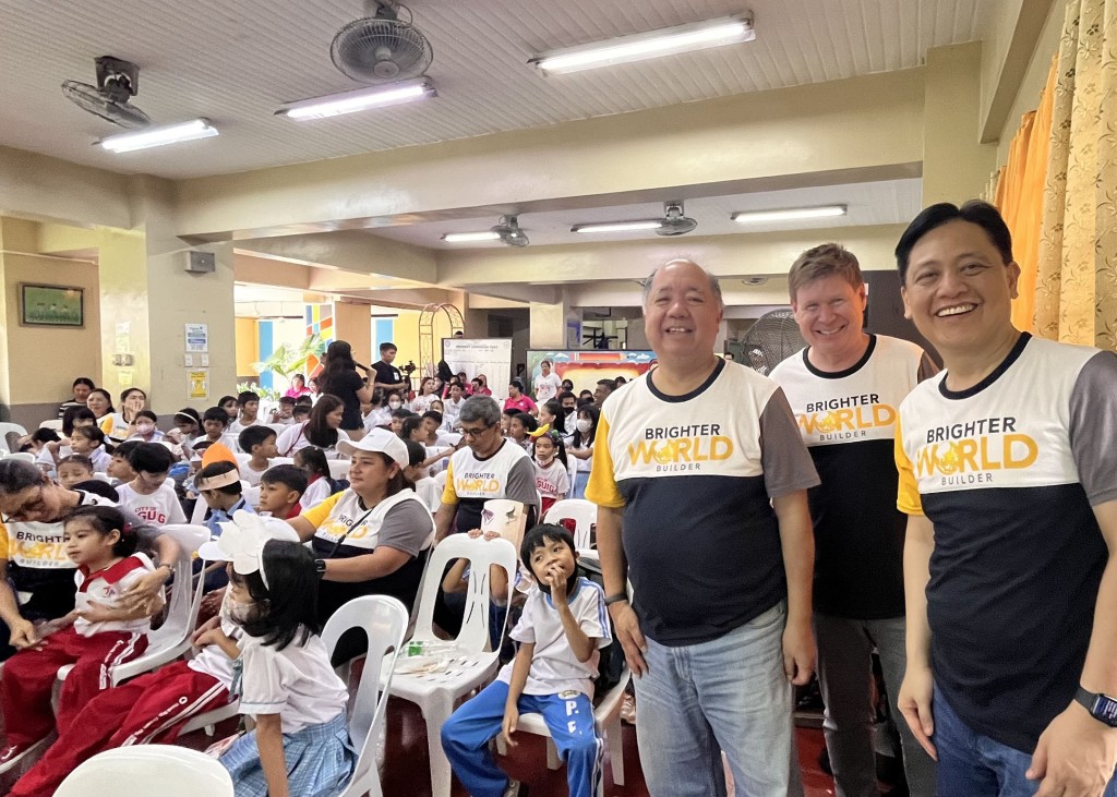 Students, parent-leaders, teachers gather for the event (standing: Sun Life Foundation President Alex Narciso, Sun Life Global President and CEO Kevin Strain, and Sun Life Philippines CEO & Country Head and Sun Life Foundation Chairman Benedict Sison)