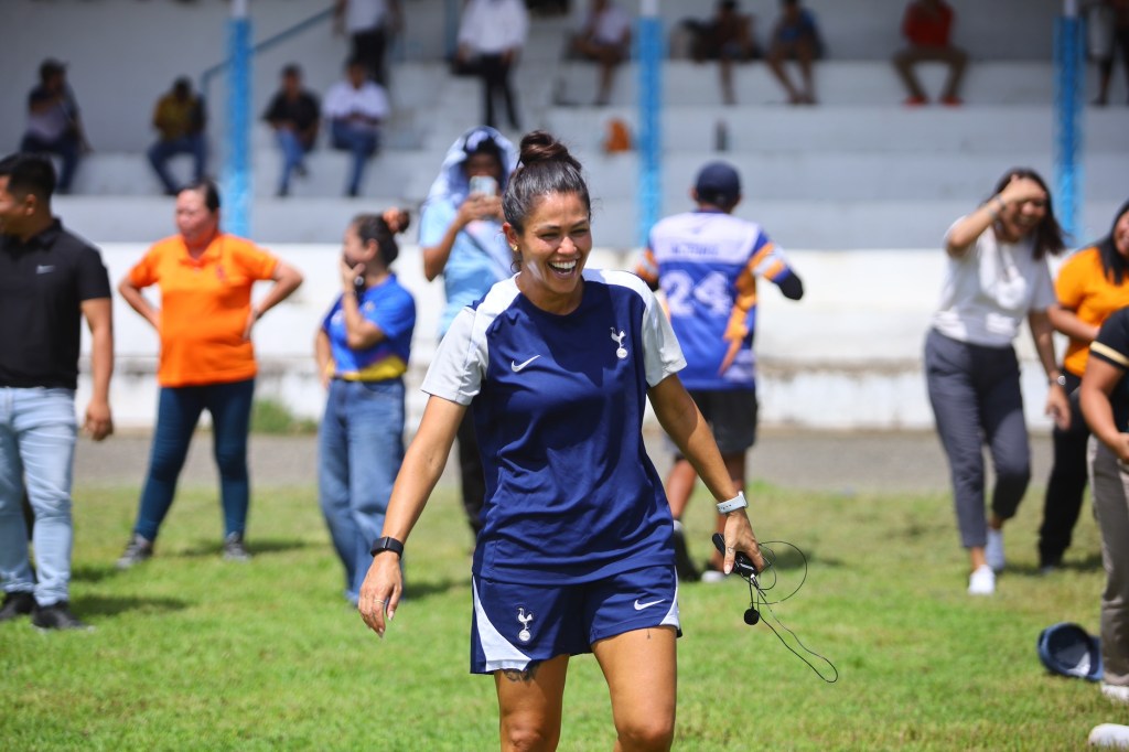 Kickoff in Iloilo: Tottenham Hotspur Coaches Lead AIA Healthiest Schools Football Clinic